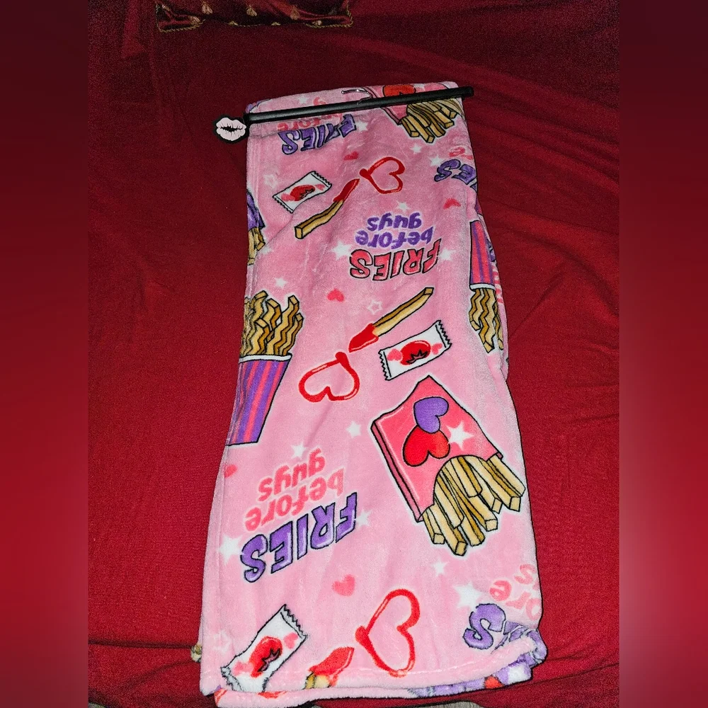 Betsey Johnson ultra soft plush throw blanket Valentine snacks ❤️ French Fry 🍟